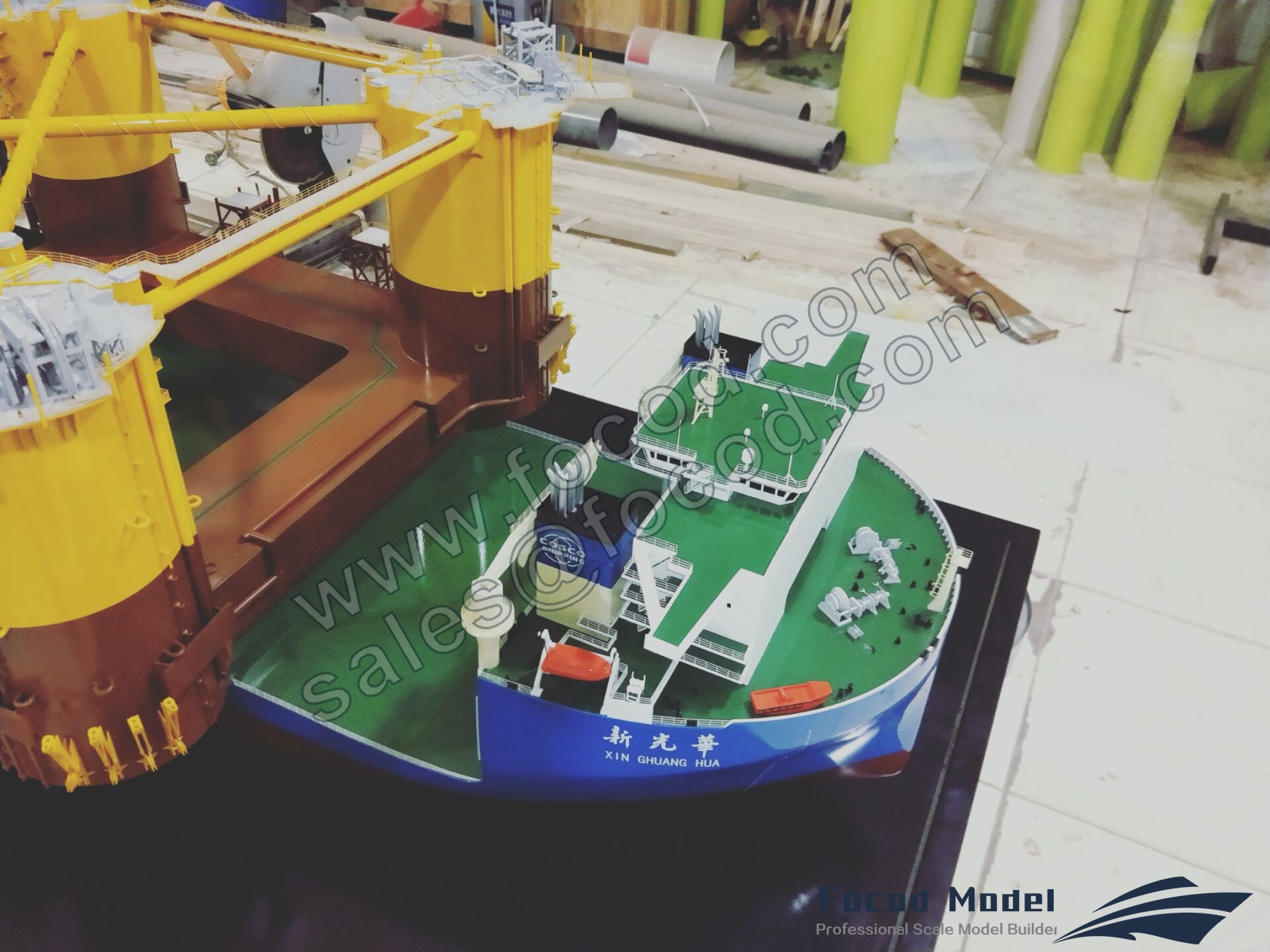 custom made model of Xin Guang Hua semi-submersible heavy lift vessel with cargo